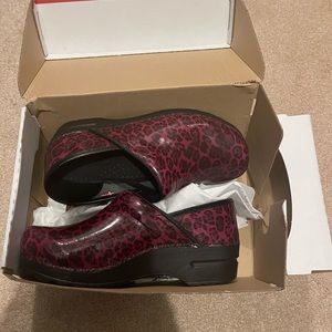 Sanita size 39 brand new in box